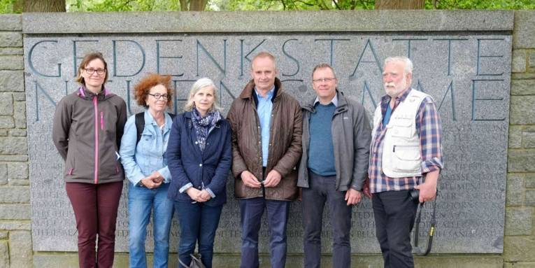 Mitglieder der Arbeitsgemeinschaft KZ Stöcken in der Gedenkstätte Neuengamme, 2017