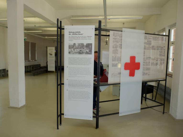 Tafeln zur Aktion Weiße Busse des Roten Kreuz in der Ausstellung in Neuengamme