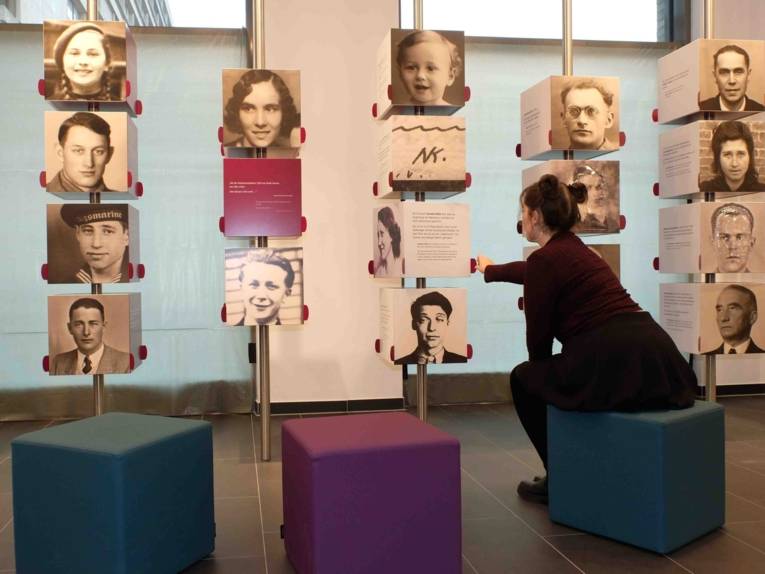 Besucherinnen vor den Kabinetten im Modul "Meine Nachbarn?" in der Ausstellung des ZeitZentrum Zivilcourage