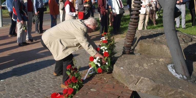 Kranzniederlegung am Mahnmal zum Abschluss des Gedenkmarsches für die ehemaligen Häftlinge des KZ-Stöcken