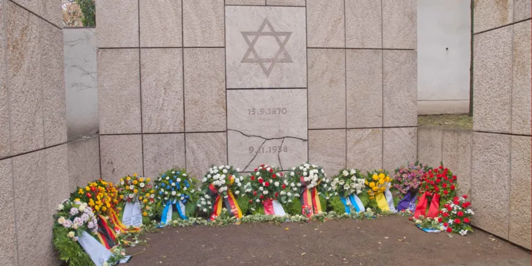 Niedergelegte Kränze am Gedenkort Neue Synagoge Hannover 