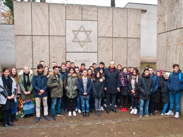Schulklasse der Heisterbergschule mit Oberbürgermeister-Stefan-Schostok am Gedenkort Neue Synagoge