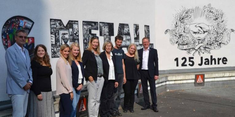 Angehörige von Robert Salau besuchen Hannover. Gruppenbild mit der IG Metall Jugend und der Städtischen Erinnerungskultur.