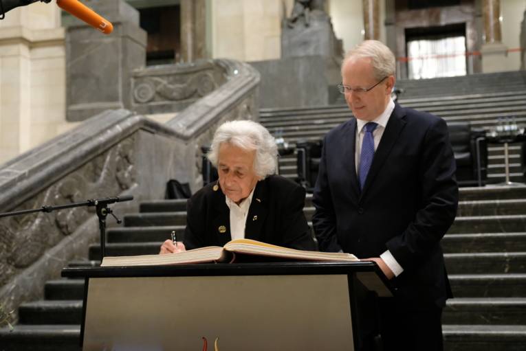 Frau Lasker-Wallfisch neben Oberbürgermeister Stefan Schostok beim Eintrag in das Goldene Buch im Neuen Rathaus