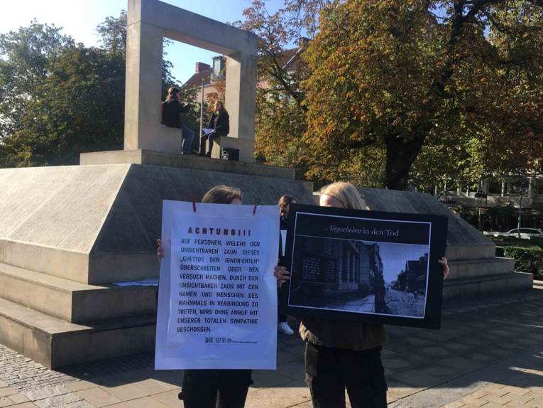Schülerinnen und Schüler der Wilhelm-Raabe-Schule präsentieren am Holocaust-Mahnmal künstlerische Aktion, Oktober 2019