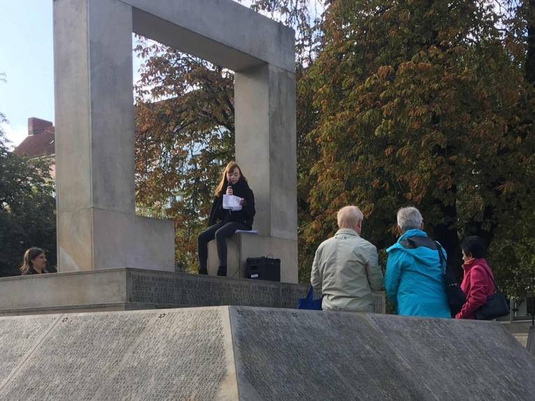 Schülerinnen der Wilhelm-Raabe-Schule erzählen am Holocaust-Mahnmal aus dem Leben der Ermordeten, Oktober 2019