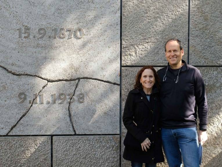 Jonathan und Joy Stern im Gedenkort Neue Synagoge in der Roten Reihe, 2019