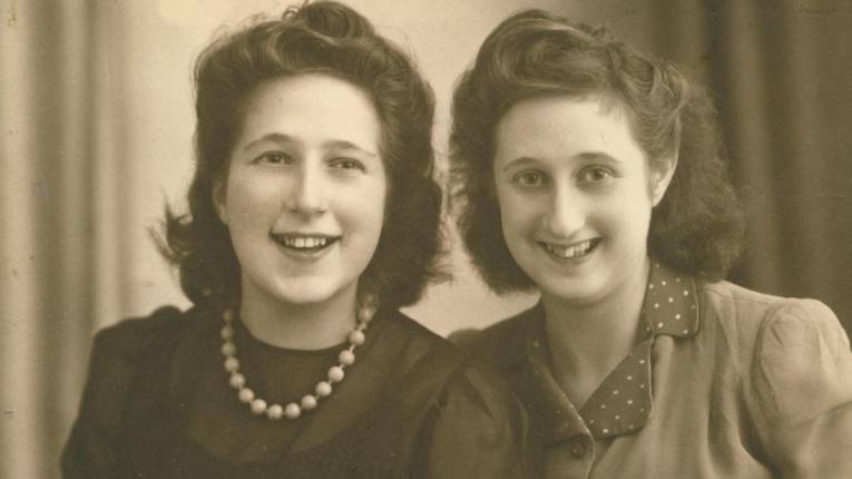 Hanna (rechts) mit ihrer Schwester Ruth nach der Befreiung, 1946 (https://anderetijden.ntr.nl/thumbs/i/3000/mod_media_image/3517.w1200.r16-9.bfe1e2c.jpg)