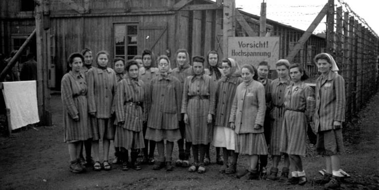 Häftlinge nach ihrer Befreiung vor einer Baracke des KZ-Außenlagers Conti-Limmer.