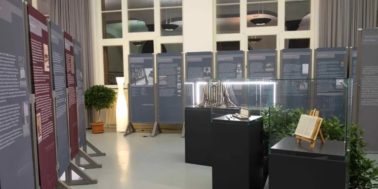 Blick in die Ausstellung „8 Objekte – 8 Schicksale“