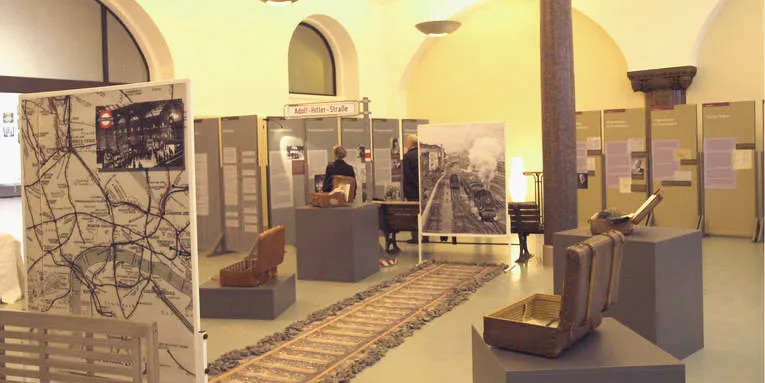 Blick in die Ausstellung "Fremde Heimat. Rettende Kindertransporte aus Hannover 1938/39"