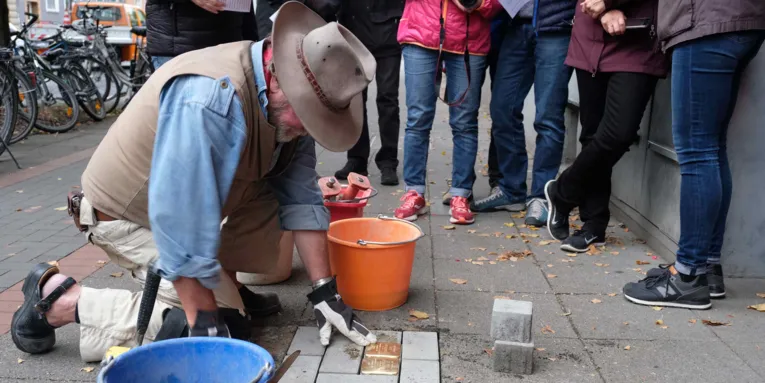 Gunter Demnig bei der Stolpersteinverlegung in der Königsworther Str. 10