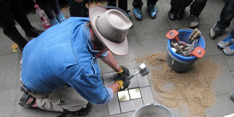 Stolpersteinverlegung durch den Künstler Gunter Demnig