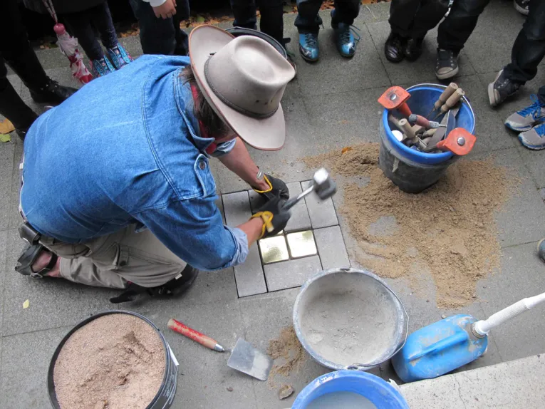 Stolpersteinverlegung durch den Künstler Gunter Demnig