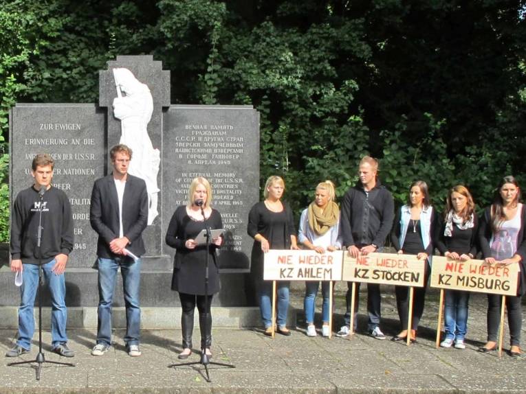 IG Metall Jugend am Antikriegstag auf dem Ehrenfriedhof Maschsee-Nordufer