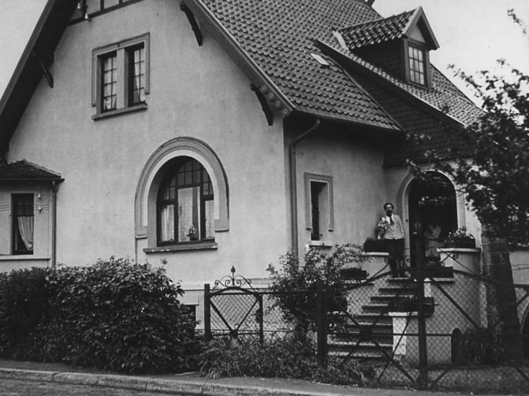 Theodor Lessing vor seinem Haus Am Tiergarten 44
