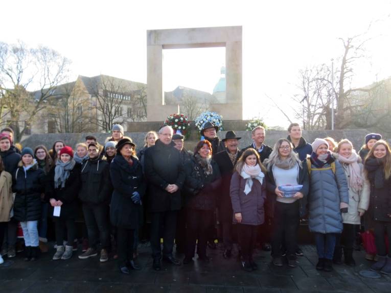 Oberbürgermeister Stefan Schostok mit Schülerinnen und Schülern der Humboldtschule bei der Gedenkveranstaltung an die Deportation in das Ghetto Riga, 19. Dezember 2017