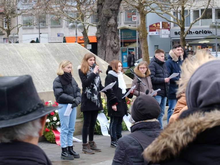 Schülerinnen und Schüler der Humboldtschule erinnern am Mahnmal für die ermordeten Juden der Stadt Hannover am Opernplatz an die Deportationen 1941 bis 1945.