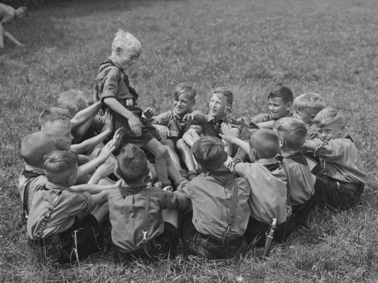 "Deutsches Jungvolk" (Pimpfe) auf dem Hasselberg, 1938