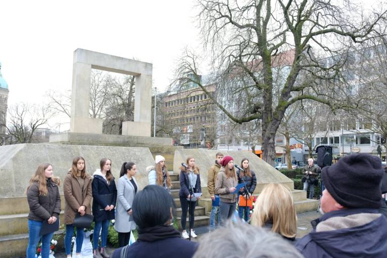 Schülerinnen und Schüler gedenken am 16.12.2019 der Opfer der Riga-Deportationen.