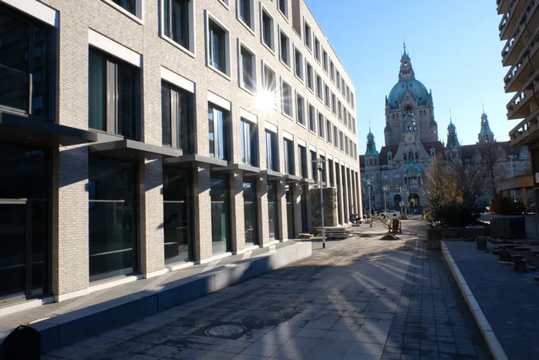 Außengebäude des Lernorts mit Sicht zum Rathaus