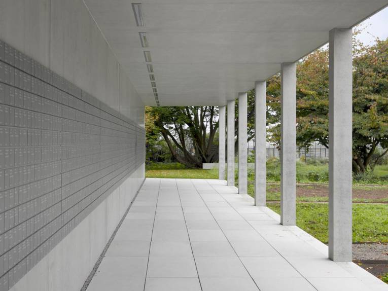 "Wand der Namen" auf dem Gelände der Gedenkstätte Ahlem