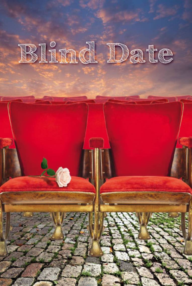 Zwei Sessel stehen auf Kopfsteinpflaster. 