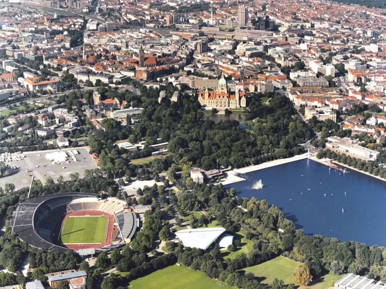 Die Innenstadt Hannovers mit Stadion und Maschsee aus der Luft fotografiert