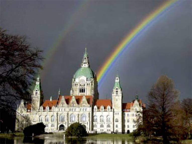 Rathaus mit Regenbogen