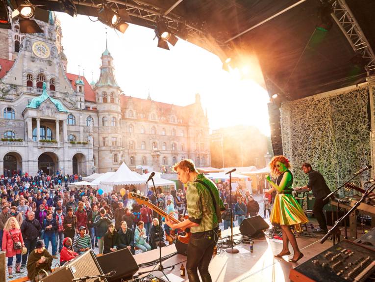 Auf der Bühne vor dem Rathaus am Trammplatz tritt eine Band vor Publikum auf.