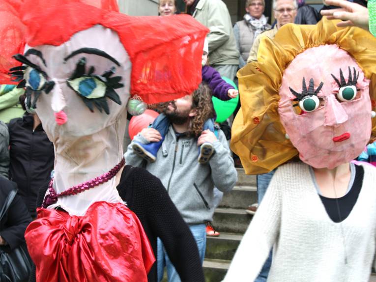Zum Weltkindertag zieht die Kinderkarawane rund um das Rathaus begleitet von Großfiguren vom Scharniertheater. 
