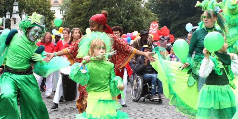 Zum Weltkindertag zieht die Kinderkarawane rund um das Rathaus musikalisch angeführt von Unmada und begleitet von Großfiguren vom Scharniertheater und StelzenläuferInnen.
