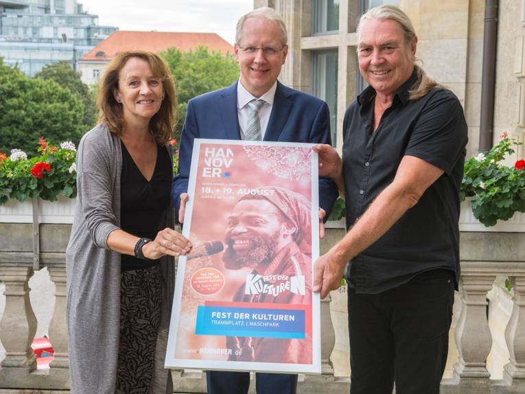 Oberbürgermeister Stefan Schostok stellte gemeinsam mit Traute Petershagen und Gerd Kespohl vom Kulturzentrum Pavillon das Programm für das diesjährige Fest vor.