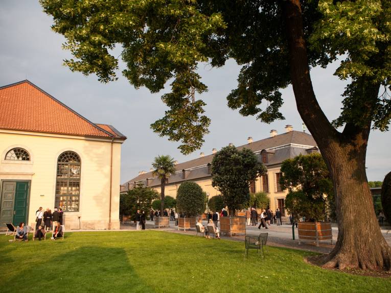 Blick auf die Galerie und den Hof zwischen den Gebäuden