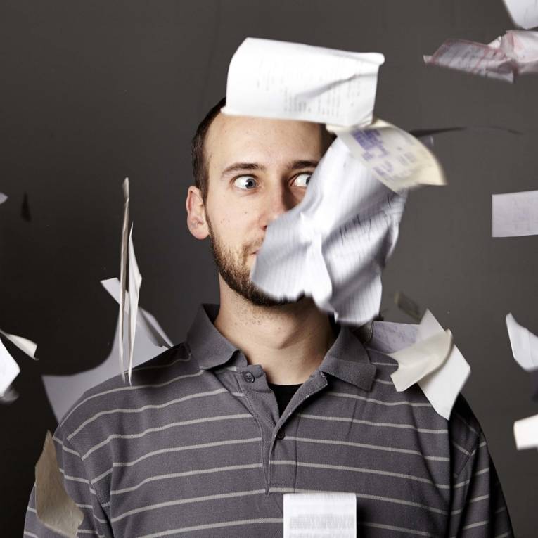 Foto von Tobias Kunze, ihn umfliegen Papiere