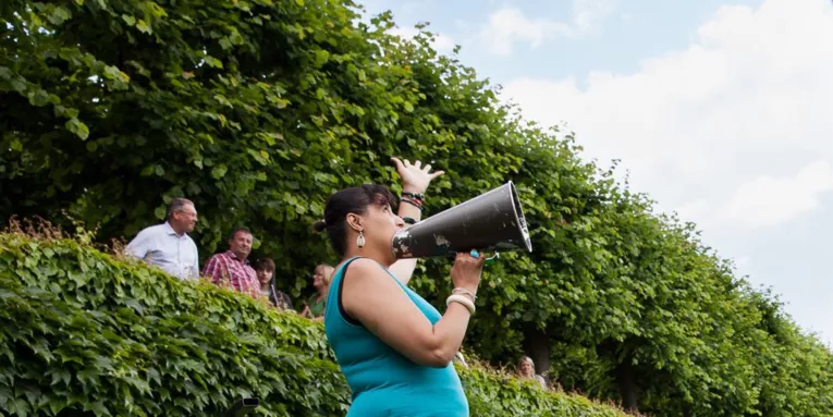 Speakers' Corner bei den KunstFestSpielen: Zu sehen eine Frau mit Flüstertüte