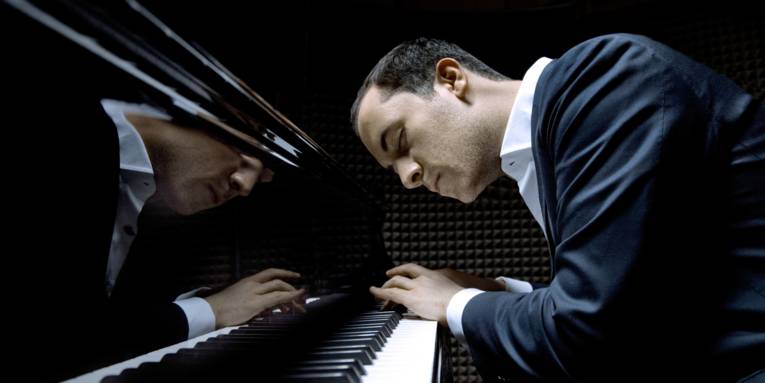 Pianist Igor Levit über die Tasten gebeugt