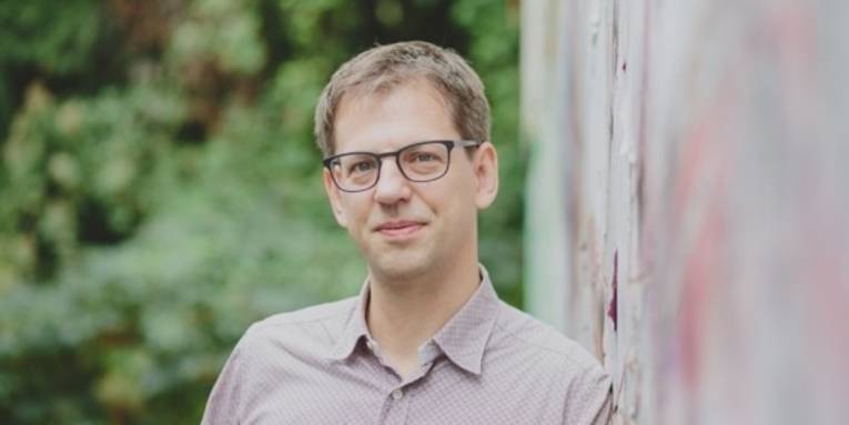 Ein Portraitfoto des Pianisten Florian Hoelscher