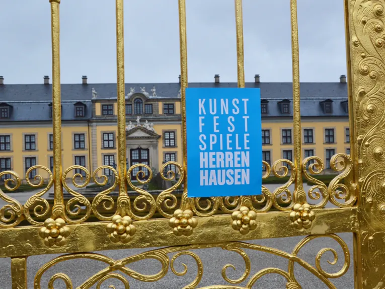 KunstFestSpiele Herrenhausen Save-The-Date Karte im Garten