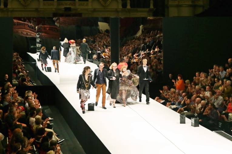 Die Solisten und die künstlerische Leitung von SEMELE WALK nehmen den Applaus entgegen