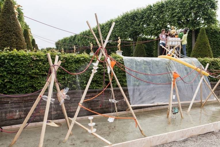 Ein selbstgebautes Wasserspiel im Gartentheater