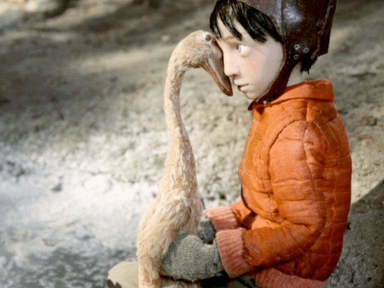 Bild aus dem Film Peter und der Wolf. Peter sieht einer Gans ins Auge