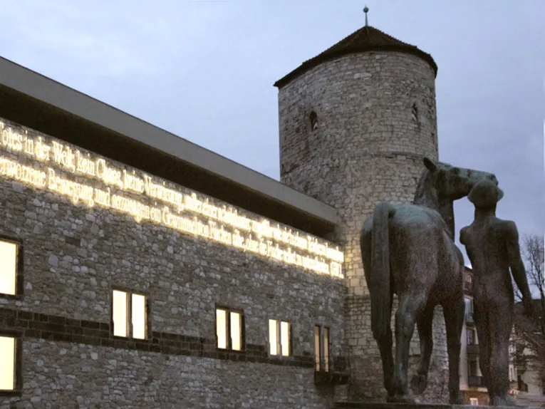 Leuchtschrift am Historischen Museum und der Beginenturm
