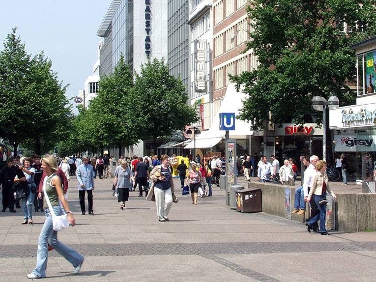 Ein Blick in die gut frequentierte Georgstraße im Sommer 2004