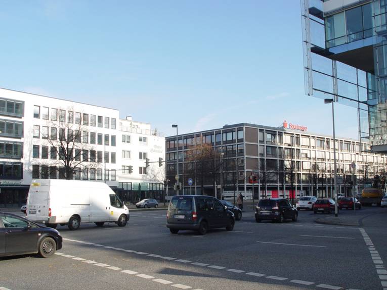 Die Kreuzung Kreuzung Friedrichswall/Willy-Brandt-Allee