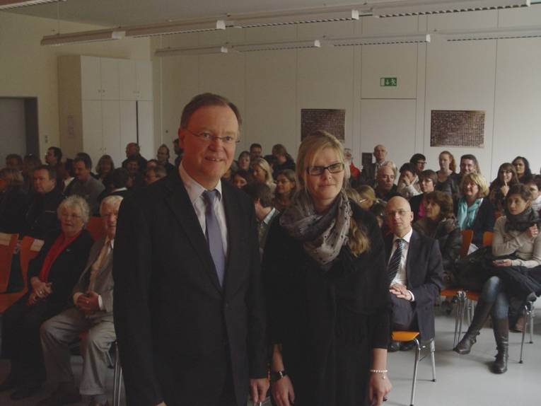Oberbürgermeister Stephan Weil weiht im Beisein von Schulleiterin Nicole Dreyer die sanierte und erweiterte Grundschule Groß-Buchholzer-Kirchweg ein