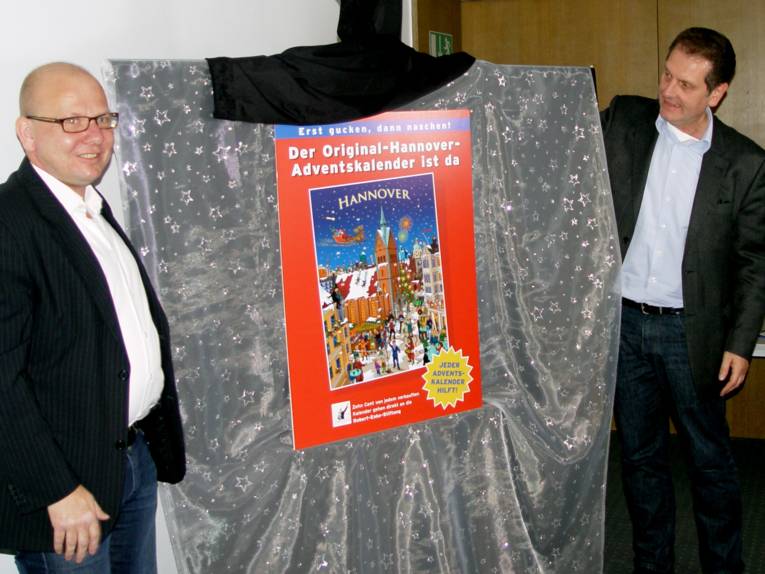 Klaus Lange von der Agentur agitares und Dr. Thomas Schwark, Direktor des Historischen Museums, bei der Enthüllung des Kalenders
