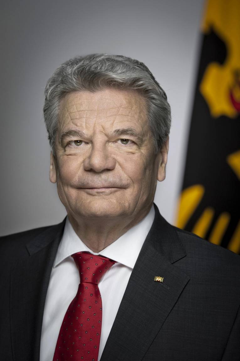 Portraitaufnahme von Bundespräsident Joachim Gauck, im Hintergrund ist der Bundesadler zu erkennen