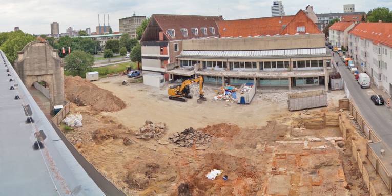 Blick vom Dach des Historischen Museums auf die Baustelle am Hohen Ufer