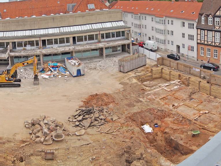 Blick vom Dach des Historischen Museums auf die Baustelle am Hohen Ufer